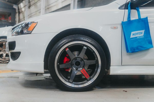 Wie funktioniert das Notbremsassistenzsystem und wann wird es aktiviert?